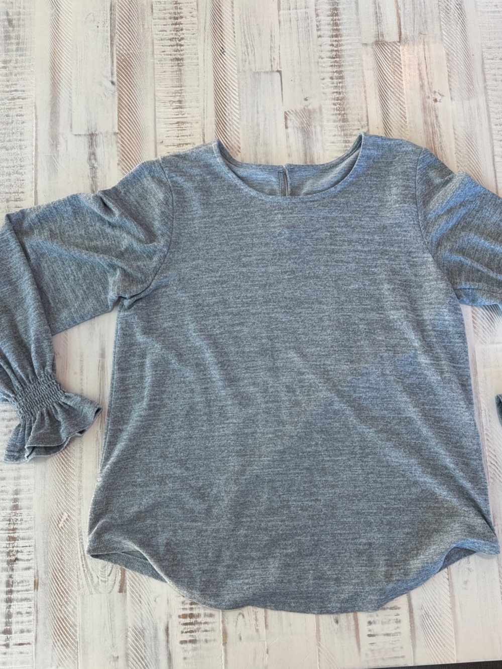 Source Unknown Heather Gray Ruffle-Cuff Long Sleeve Tee